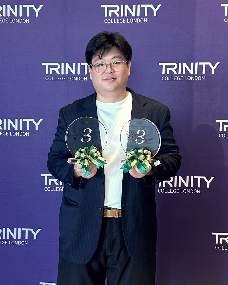 ครูหมี ผู้ก่อตั้ง Smile Space ในงานมอบรางวัล Trinity College London